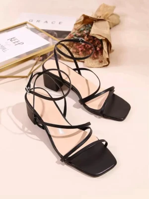 Svarta strappy sandaler med blockklack - Stilrena svarta sandaletter med tunna remmar och fyrkantig tå. Skon har en låg blockklack och justerbar ankelrem med spänne. Använda 1 gång!