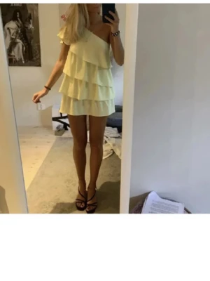 Klänning med volanger  - Gul klänning med volanger från Zara. Storlek S men passar xs också. Endas använd en gång. Säljer för den kommer inte till användning. 