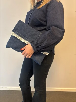 Datorfodral 💙 - Blått datorfodral av återvunna jeans med filt och silke inuti, vit spets och magnetisk knapp!💙 Fodralet är ca 37x27 cm🌟