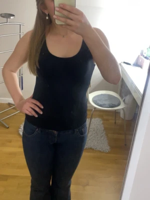 Svart linne från Kappahl - Ett basic svart linne från Kappahl. Väldigt mjuk och stretchig. Använd ett fåtal gånger. Skriv om du har några frågor!💗
