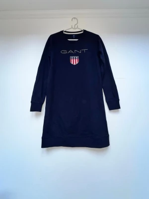 Marinblå sweatshirtklänning från Gant - Mörkblå/Marinblå Gant klänning i sweatshirtklänning, är i storlek S🪻 - Ny utan prislapp - 87% Bomull, 13% polyester 