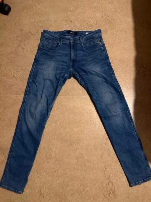 Replay jeans  - Replay anbass i storlek 31/32. Jeansen är i nytt, köpta på carlings för 1299kr. Säljer dem eftersom jag inte använder den typen av jeans längre.