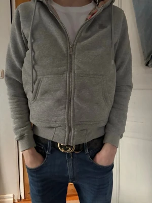 Burberry zip hoodie - Burberry zip hoodie, säljs på grund av att den inte används, det är väldigt bra kvalite på hoodien. Det är M och passar även S