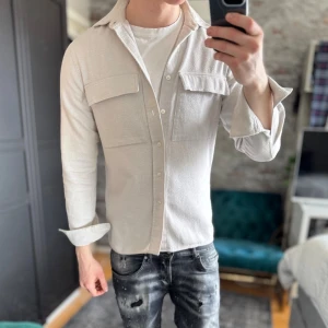 Overshirt oscar jacobson - Ok skick, nopprig och smutsig! Passar dig som är mellan 175-185cm ungefär. Modellen är 185 cm, 75kg. Passar bra nu till våren! Skriv för mer information!🤝