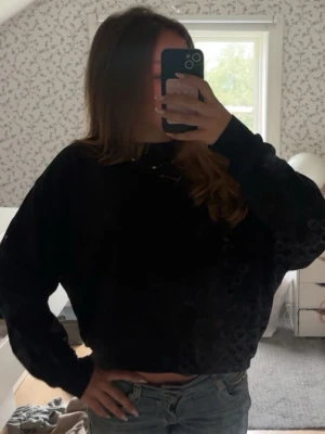 Svart oversized sweater  - Säljer en svart sweater med avslappnad passform och långa ärmar. Hoodien har en klassisk design utan synliga tryck eller loggor och är tillverkad i ett mjukt material som passar perfekt till jeans eller mjukisbyxor.