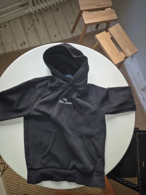 Svart hoodie från Polo Ralph Lauren - Svart ralph lauren hoodie med innerficka. Är 173 cm i bilden. Är alltid öppen för billigare pris vid snabb affär🙂