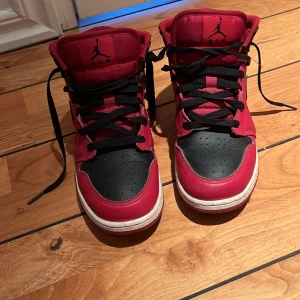 Nya men bra skick air jordan 1 - Använda en fåtal gånger.  Pris kan diskuteras. Skicket är mycket bra. Nu är dem för små.  Kan fraktas eller mötas upp