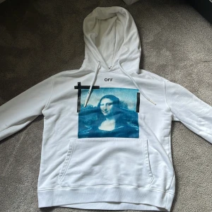 Off white hoodie - Snygg off white hoodie som passar till allt. Säljer den nu för den har blivit för liten. Den är som ny inget fel på den alls. Hör av dig vid intresse pris kan diskuteras.