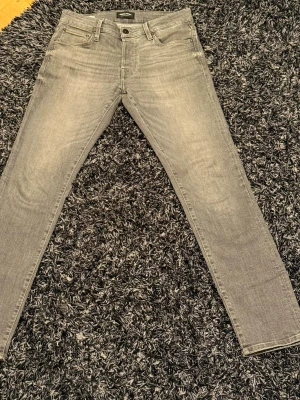 Grå slim fit jeans från Jack & Jones  - Jag säljer dessa jeans som är som nya. 