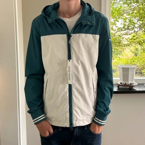 Woolrich (penn-rich) windbreaker  - Woolrich (penn-rich) windbreaker. Perfekt nu inför vår/ sommar!  | Skick: 9/10, OBS! Prislappar ej kvar | Size M  | Modell ca 180 | Hör av er vid frågor eller funderinger, pris kan diskuteras! /TA