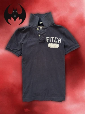 Vintage Abercrombie & fitch short-sleeve Polo shirt - Säljer denna sällsynta och eftertraktade Abercrombie & Fitch polo shirt | Mycket Bra skick | Size S | Längd: 66cm Bröstvidd: 49cm | Skyltdocka: M - 48 cm axlar, 75 cm midja | Lägg endast bud med avsikt att köpa nu, inga fördröjning!