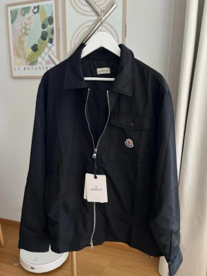 Moncler Jacka/Kofta - Moncler Jacka/Kofta. Helt oanvänd. Passar dig som är cirka 185cm+ och väger 70+. OBS! EJ ORGINAL 