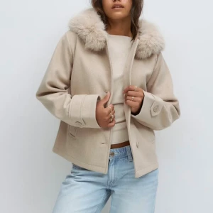 Beige kappa med fuskpäls - Beige Kappa med fuskpäls från Gina Young 14+, använt ca 2 gånger. Storlek m