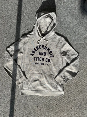 Abercrombie & Fitch hoodie - Abercrombie & Fitch hoodie | Storlek: L | Grå melerad | Mycket bra skick | hör av er vid frågor, funderingar eller prisförslag!
