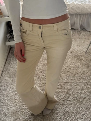 Beiga bootcut jeans med låg midja - Beiga jeans💗