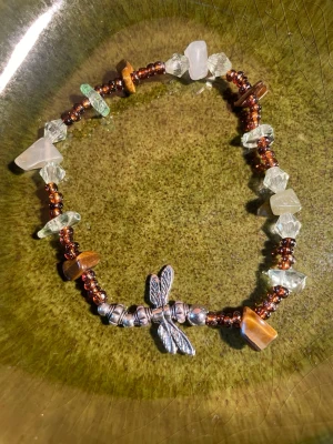Pärlarmband med trollslända och stenar - Stretchig och handgjord av mig i återbrukade pärlor! Ca 18 cm