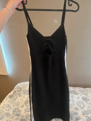 Svart kort klänning - Säljer denna snygga hugo boss klänning, på grund av att den var lite för liten för mig, Super fin till en utekväll eller sommar dagar! 💞 Orignal pris 1100kr. Pris kan diskuteras!