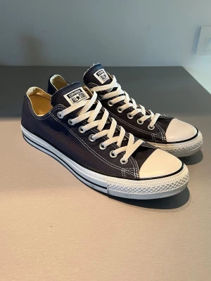 Converse AllStar - Säljer ett par superfina Converse AllStar! Skorna är använda men håller toppskick! Bara att höra av sig vid frågor!👊😌