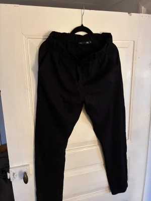 Marinblå mjukisbyxor från Lager 157 - Marinblå mjukisbyxor från Lager 157 med elastisk midja och avslappnad passform. Perfekta för chill dagar eller när du vill vara bekväm. Byxorna har en enkel design utan synliga loggor och är gjorda i mjukt material.