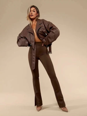 Brun skinnjacka Nelly x Bianca  - Snygg brun skinnjacka från Bianca x Nelly kollektionen med oversized passform och breda slag. Jackan har ett bälte i midjan, dragkedjor på sidorna och långa ärmar. Perfekt för att skapa en cool och trendig look. Knappt använd och går ej att köpa på hemsidan 