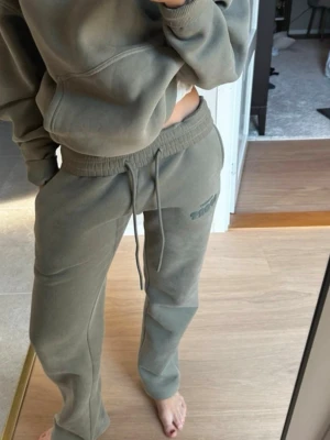 Olivgröna mjukisbyxor från FITBERRY - Säljer ett par jätte fina olivgröna mjukisbyxor från FITBERRY, från deras nyaste kollektion. Köptes second hand i nyskick, så byxorna är endast prövade. Pris kan diskuteras vid snabb affär. Nypris: 999kr