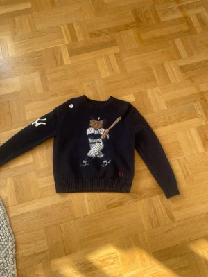 Ralph Lauren X New Era knit  - Säljer nu denna sjukt snygga Ralph Lauren X new era knitten! Den är i väldigt bra skick så alltså inte använd så mycket! Nypris ca 4000! Det är bara att skriva vid frågor! 