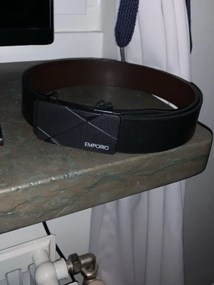 Limiterad Emporio Armani bälte  - Sho säljer detta feta emporio Armani bälte för att de inte är riktigt min stil, används kanske 2 gånger om inte mindre💯