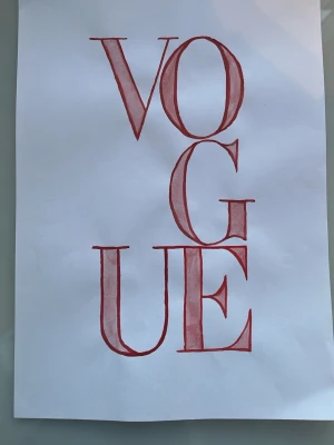 Handritad Vogue-affisch i rött - Unik handritad affisch med texten 'VOGUE' i stora röda bokstäver på vitt papper. Perfekt som dekoration för dig som gillar mode och stilrena posters. Affischen har en modern och minimalistisk känsla.