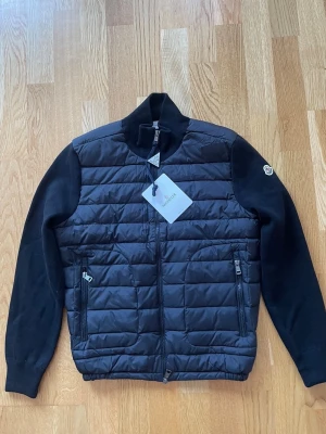 Moncler cardigan KAMPANJ - Vi kör en kampanj på den bästa cardiganen på markanden helt ny med lappar i storlek S endast en kommer säljas för detta priset annars är det ordinarie 1299 som gäller.