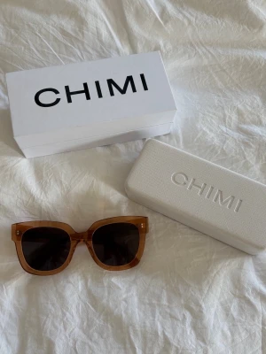 CHIMI - Solglasögon 008 peach - Superfina solglasögon ifrån CHIMI i modellen #008 och färgen peach❣️ Nyskick och finns inte längre att köpa i butik då modellen gått ut!