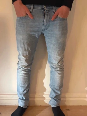Replay anbass jeans  - Säljer ett par snygga jeans i bra skick. Väldigt skön passform och passar till många outfits. Använda men fortfarande mycket kvar att ge.  Storlek: W31 Skick: Bra skick    Hör av dig vid frågor eller om du vill ha fler bilder. Kan även göra paketpris om du köper flera plagg.