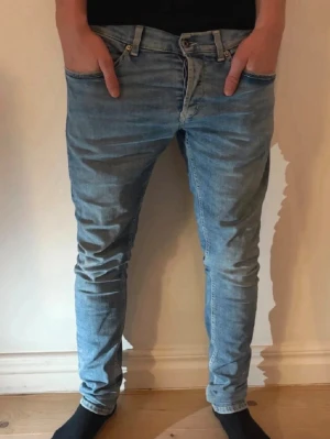 Dondup George jeans - Säljer ett par snygga jeans i bra skick. Väldigt skön passform och passar till många outfits. Använda men fortfarande mycket kvar att ge.  Storlek: W32 Skick: Bra skick    Hör av dig vid frågor eller om du vill ha fler bilder. Kan även göra paketpris om du köper flera plagg.