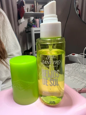 Sol de Janeiro Beijos de Sol parfym - Fräsch parfym från Sol de Janeiro i doften Beijos de Janeiro. Använd få gånger. 90ml