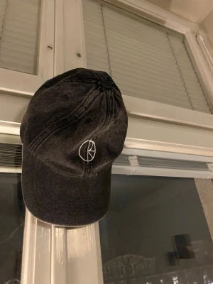 Svart keps med broderad logga - Snygg svart polar skate.co keps i denimliknande material 