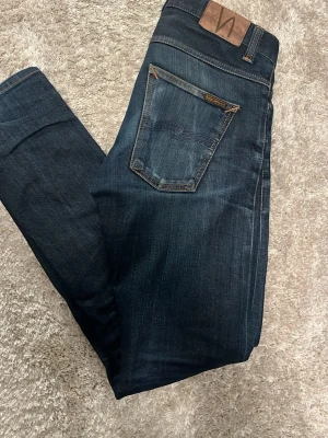 Nudie selvage jeans - Snygga Nudie jeans i selvage material av någon form, w30 l34 med en slim/straight passform säljer pga för små, kom gärna med bud/idé om byte!!