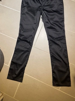 Svarta satin byxor från ONLY - Säljer dessa ass snygga byxor från only!! Mina favvosar men har tyvärr blivit för små så får ej på mig dom💓😙🥲 På sista bilden ser ni hur dom sitter ned till, ganska små i storlek. 