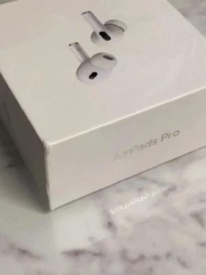 Apple AirPods Pro trådlösa hörlurar - Säljer ett par Apple AirPods Pro – trådlösa in-ear hörlurar i vit färg. Kommer i originalförpackning. Snygg och stilren design med korta stjälkar och silikonproppar för bra passform. Perfekta för musik, samtal och träning.