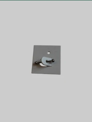 Piercing  - silverfärgad metall med en liten rund kula som detalj. Perfekta för dig som gillar stilrena och diskreta accessoarer. Passar till alla tillfällen och är lätta att matcha med andra smycken. Rostfritt stål 