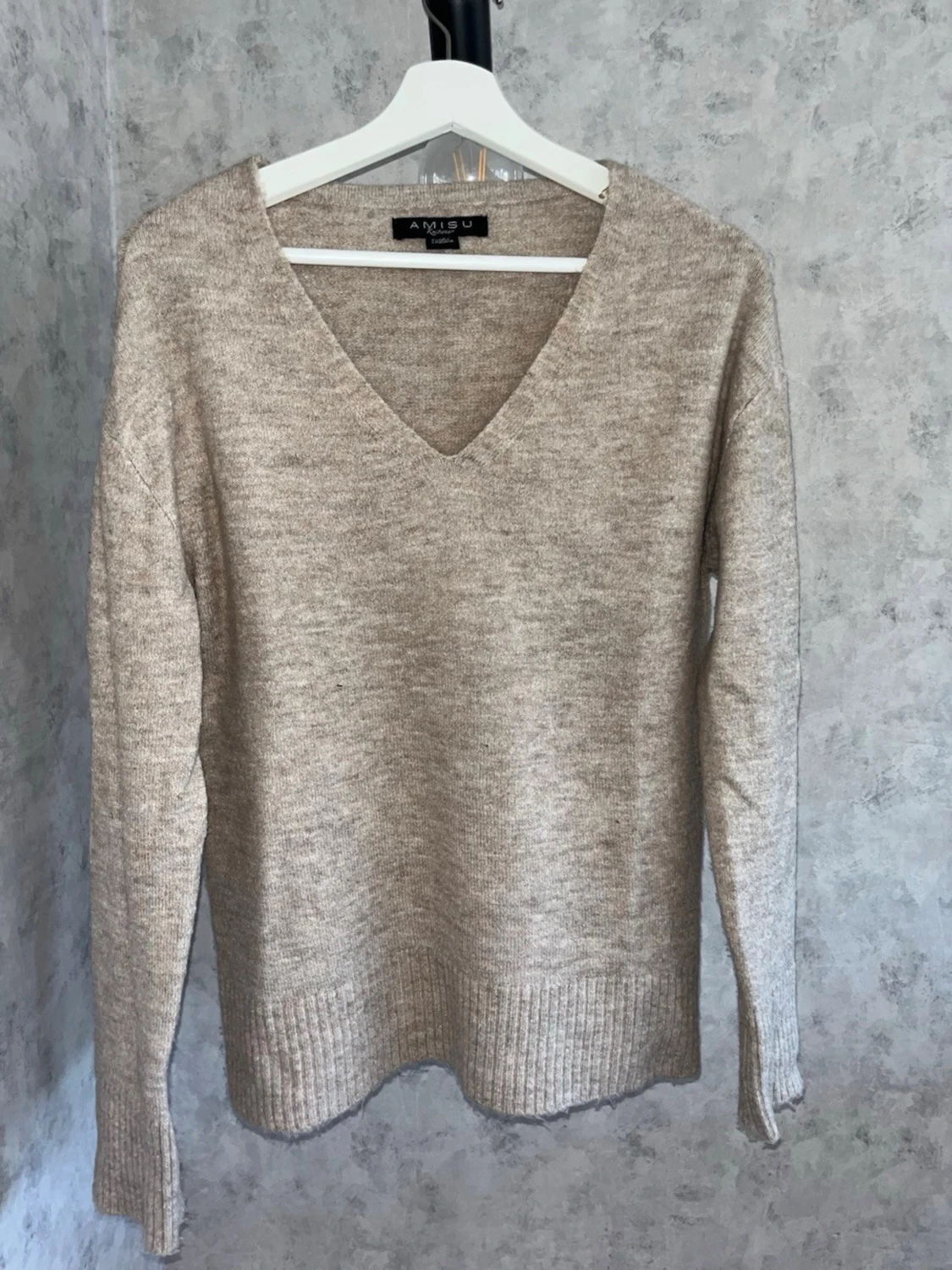 Beige stickad tröja med v-ringning - 1