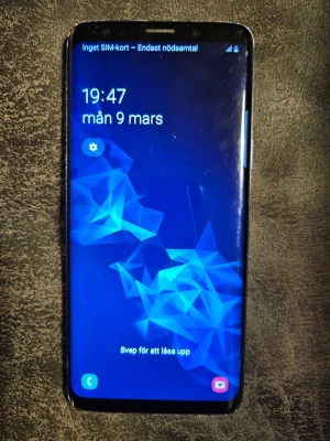 Samsung Galaxy svart Android-telefon - Samsung Galaxy S9 med 64 GB lagringsutrymme. Telefonen har One UI-version 2.5 och Android-version 10. Fullt fungerande men lite sliten se bilder och en del repor på skärm men fungerar utmärkt. Bra om man inte vill slänga ut för mycket pengar eller kanske som första telefon. Självklart återställd.