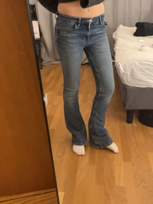 Blå bootcut jeans med låg midja - Säljer ett par blå bootcut jeans med låg midja och de är tillverkade i denim. Har använtom mycket förr men dom är försmå nu. stoleken är S - XS. 👖💙