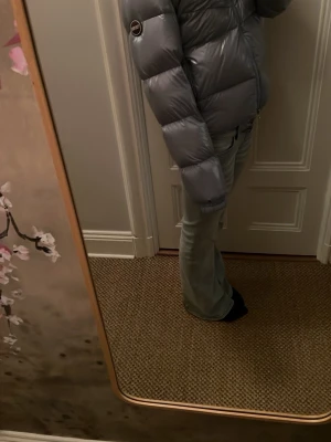 Ljusblå Colmar pufferjacka med huva - Snygg grå pufferjacka från Colmar med glansig finish och huva. Jackan har en quiltad design, dragkedja framtill och ribbade muddar vid ärmslut. Perfekt för kalla dagar och har en modern, oversized look. Colmar-logga på ärmen och insidan.