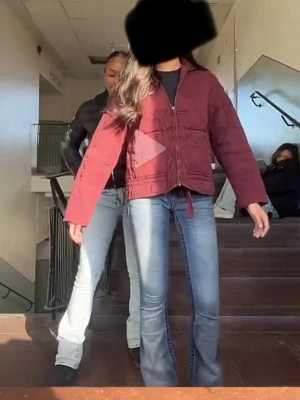 Vinröd zara jacka  - Säljer en vinröd jacka från zara för att inte inte kommer till användning längre, den är lite nopprig.