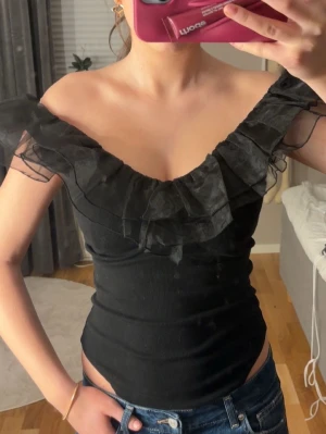Svart body med volang - Säljer denna skit snygga trendiga svarta bodyn med volang runt!💖💖