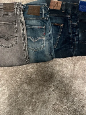 Jeans 4 pack - Alla jeans är slim/ straight storlek w30 l34, var och en har egen annons men går att köpa alla till bättre pris!!🏆 