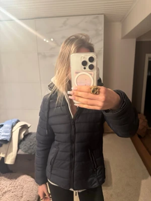 Mörkblå dunjacka - Jag säljer min navahoo jacka eftersom den inte kommer till användning då jag för tillfället använder en annan jacka. Jackan är använd men är långt ifrån trasig💕orginalpriset lågt på drygt 800kr😊
