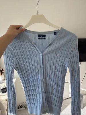 Kofta - Super fin stickad tröja från Gant💙