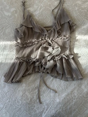 Snygg topp - Jätte fin topp från Amisu, köpt från NewYorker. Beige/grå, st S✨använd en gång🙏🏻