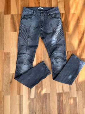 Balmain Jeans - Gråa jeans från Balmain i bra skick, kom gärna med bud!