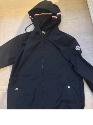 Svart vindjacka från Moncler - Monclear griumpers windbreaker storlek M kvitto finns kvar scanner funkar också.